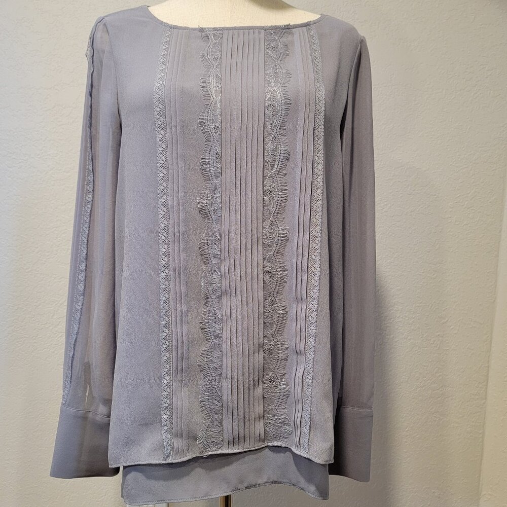 White House Black Market, SZ 4 Gray. Lacy and Light! Excellent Condition!